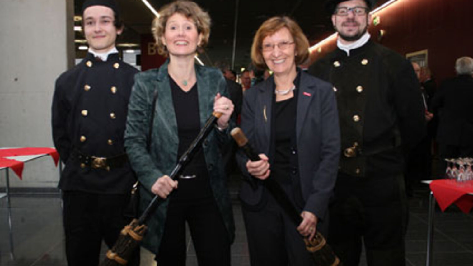 Auf dem Foto: Zwei Lehrlinge aus dem Schornsteinfegerhandwerkals Glücksbringer für Wirtschaftsministerin Eveline Lemke (l.)und Präsidentin Brigitte Mannert