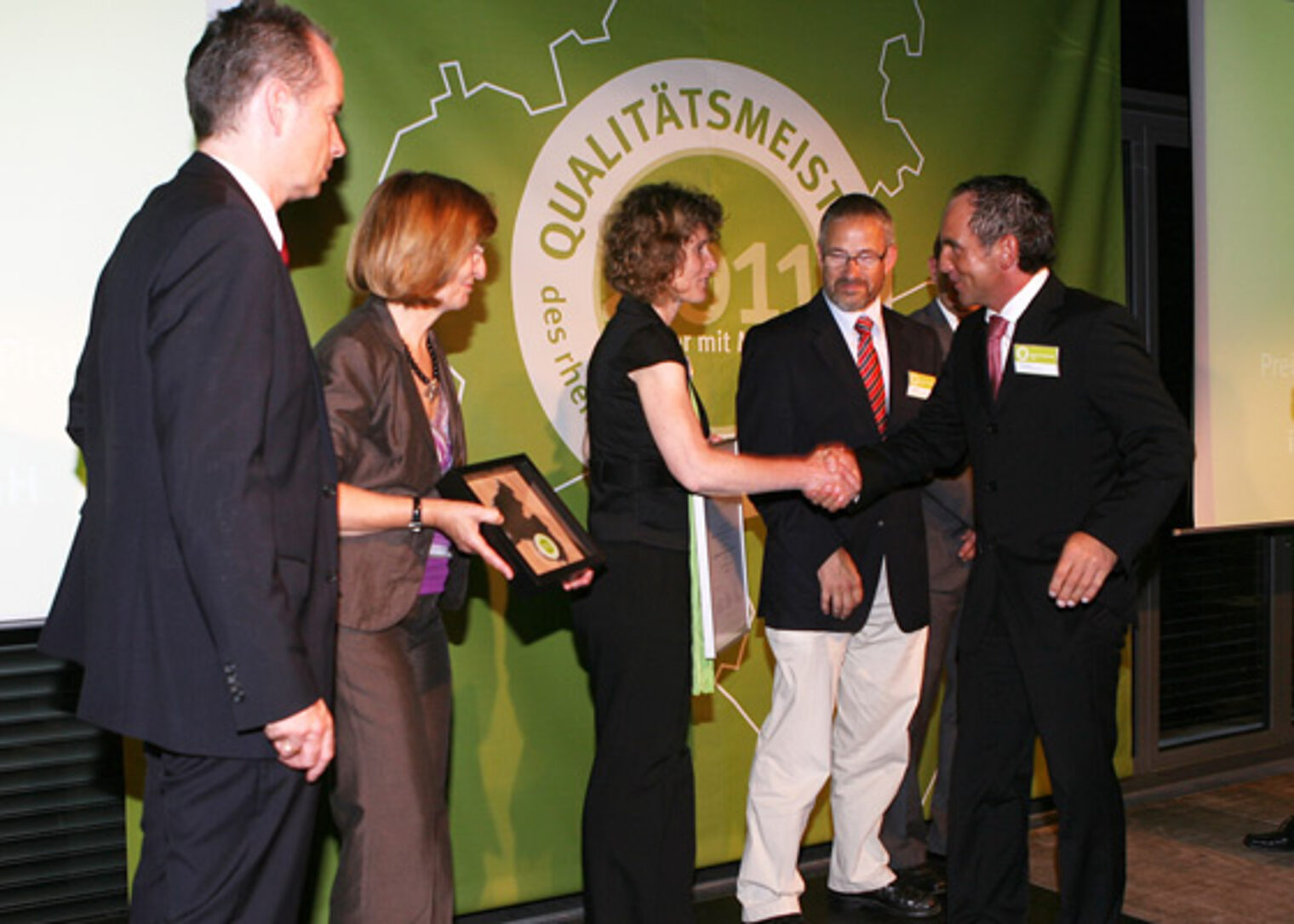 QM_Qualitätsmeister Franz Renno bei der Gratulation