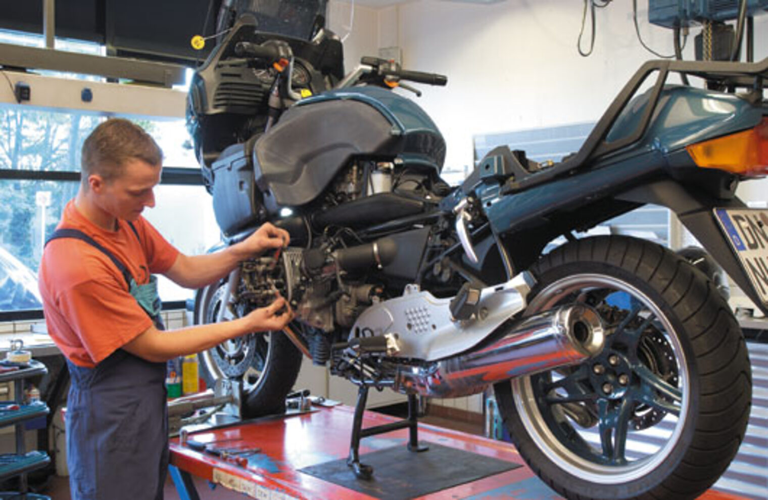 Zweiradmechaniker_motorbike and bicycle mechanic