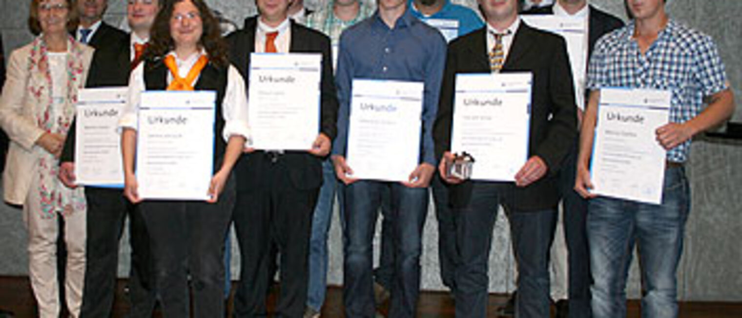 Foto: Die Servicetechniker mit Präsidentin Brigitte Mannert (l.) und Obermeister Leo Thiesgen (3.v.r.) Foto: Die Servicetechniker mit Präsidentin Brigitte Mannert (l.) und Obermeister Leo Thiesgen (3.v.r.)
