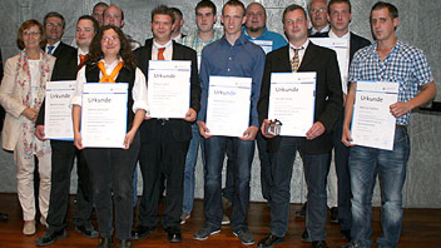 Foto: Die Servicetechniker mit Präsidentin Brigitte Mannert (l.) und Obermeister Leo Thiesgen (3.v.r.)