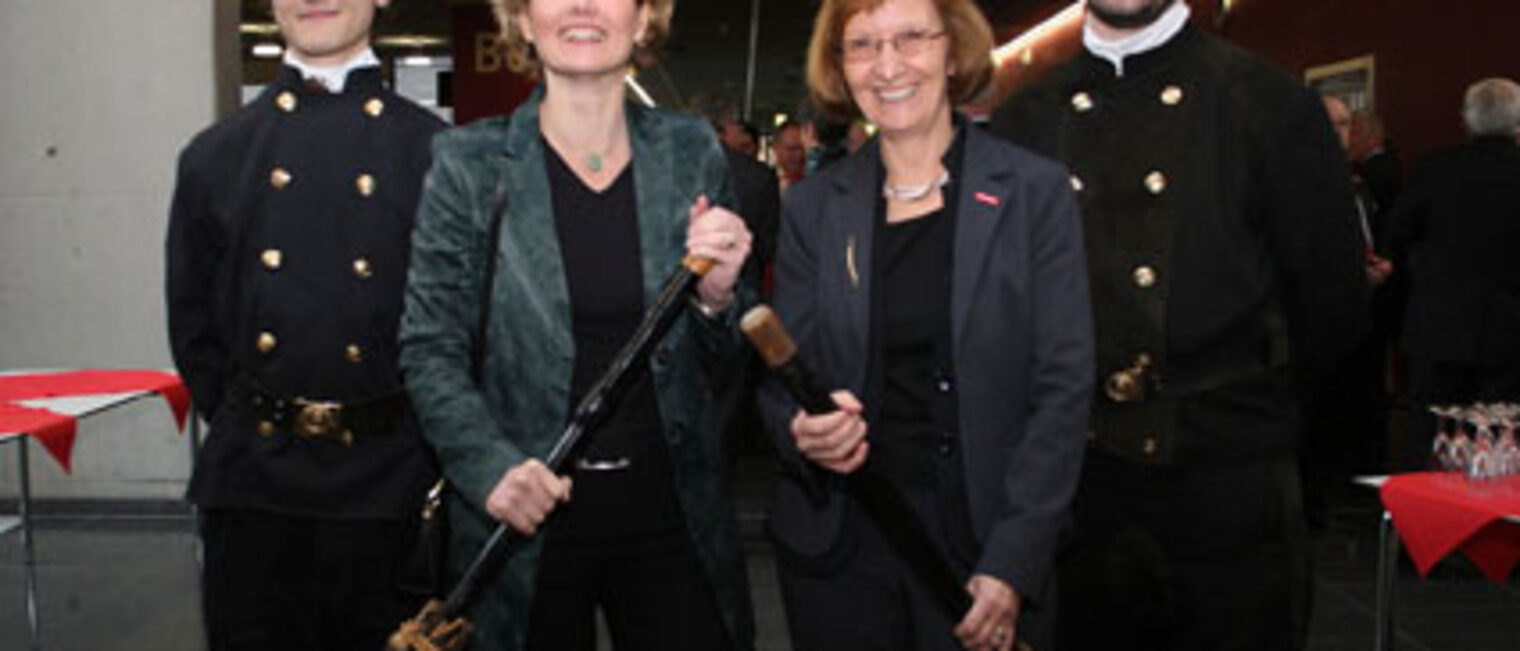 Auf dem Foto: Zwei Lehrlinge aus dem Schornsteinfegerhandwerkals Glücksbringer für Wirtschaftsministerin Eveline Lemke (l.)und Präsidentin Brigitte Mannert Auf dem Foto: Zwei Lehrlinge aus dem Schornsteinfegerhandwerkals Glücksbringer für Wirtschaftsministerin Eveline Lemke (l.)und Präsidentin Brigitte Mannert