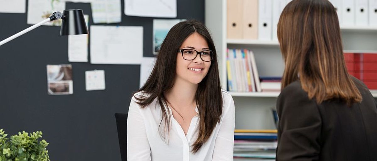 besprechung am arbeitsplatz Schlagwort(e): ausbildung, gespräch, besprechung, team, praktikum, büro, business, meeting, sprechen, ordner, unterlagen, azubi, jugend, jugendlich, führung, geschäftsfrau, frau, zwei, kollegen, kommunikation, zusammenarbeit, teamwork, führungskraft, diskussion, diskutieren, schulung, sitzung, chefin, leitung, geschäftsführung, beratung, coach, karriere, arbeitsplatz, job, beruf, bürokauffrau, angestellter, mitarbeiter, personal, firma, unternehmen, personen, menschen, leute, arbeit, arbeiten, attraktiv, jung, 20s, ausbildung, gespräch, besprechung, team, praktikum, büro, business, meeting, sprechen, ordner, unterlagen, azubi, jugend, jugendlich, führung, geschäftsfrau, frau, zwei, kollegen, kommunikation, zusammenarbeit, teamwork, führungskraft, diskussion, diskutieren, schulung, sitzung, chefin, leitung, geschäftsführung, beratung, coach, karriere, arbeitsplatz, job, beruf, bürokauffrau, angestellter, mitarbeiter, personal, firma, unternehmen, personen, menschen, leute, arbeit, arbeiten, attraktiv, jung, 20s