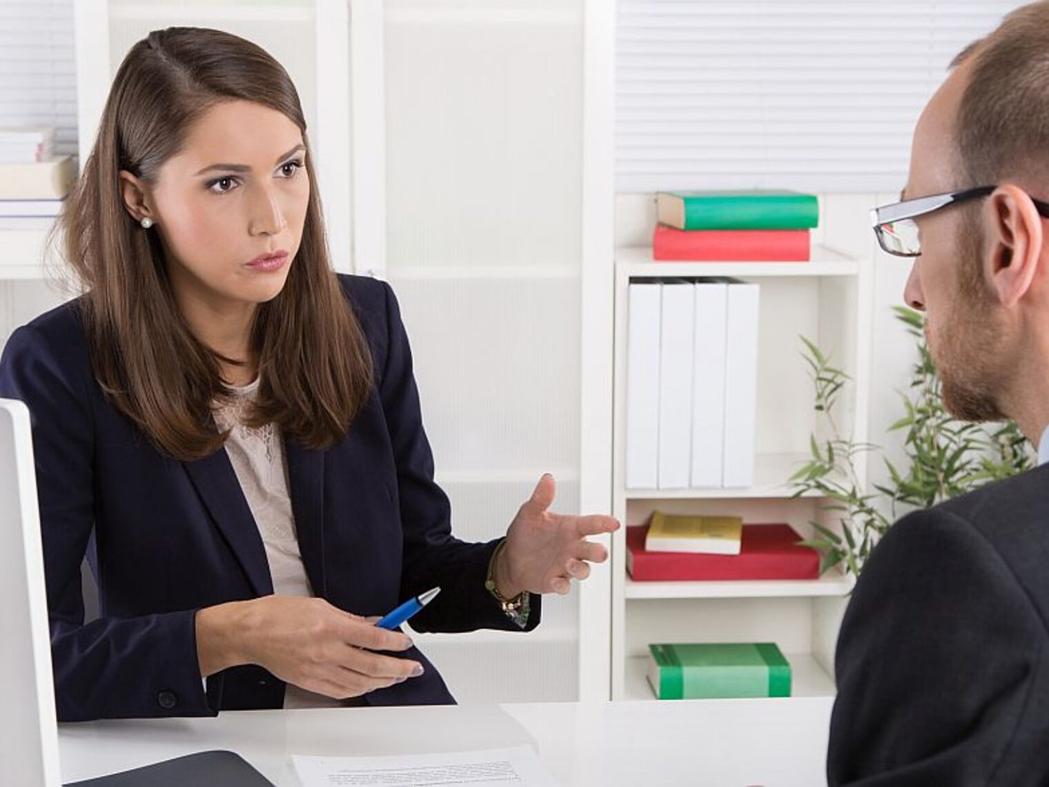 meeting, büro, personen, besprechung, beratung, kunde, berater, geschäftsleute, mann, frau, geschäftsfrau, beraten, kundenberater, bank, versicherung, gespräch, beratungsgespräch, kundenberatung, verkauf, verkäufer, vertrag, vorstellungsgespräch, besprechen, geschäftsmann, professionell, anzug, geschäftlich, unterhaltung, diskussion, manager, bewerber, personalsuche, personalchef, beurteilung, mitarbeiter, sitzend, gegenüber, altersvorsorge, karriere, person, weiblich, männlich, leute, argumente, erklären, arbeit, beruf, kleidung, kleidungsstil, team