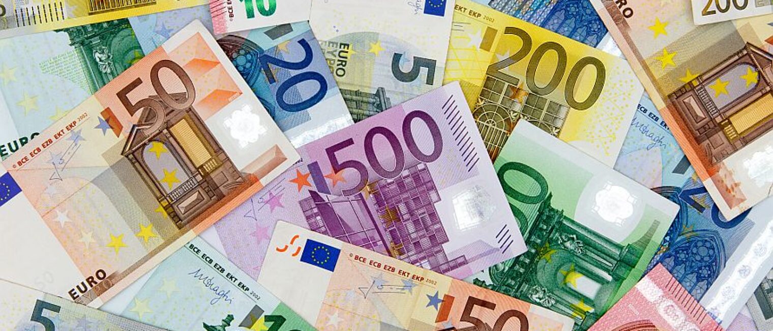 Different Euro banknotes from 5 to 500 EuroDifferent Euro banknotes from 5 to 500 Euro Schlagwort(e): Euro, money, banknotes, bills, bank, notes, business, background, european, paper, save, economize, fortune, asset, cash, hardcash, capital, currency, valuta, used, 500, 200, 100, 50, 20, 10, 5, banking, expenses, earnings, exchange, economy, finances, investment, fund, worth, value, prosperity, wealth, loan, europe, global, symbol, euro, money, banknotes, bills, bank, notes, business, background, european, paper, save, economize, fortune, asset, cash, hardcash, capital, currency, valuta, used, 500, 200, 100, 50, 20, 10, 5, banking, expenses, earnings, exchange, economy, finances, investment, fund, worth, value, prosperity, wealth, loan, europe, global, symbol