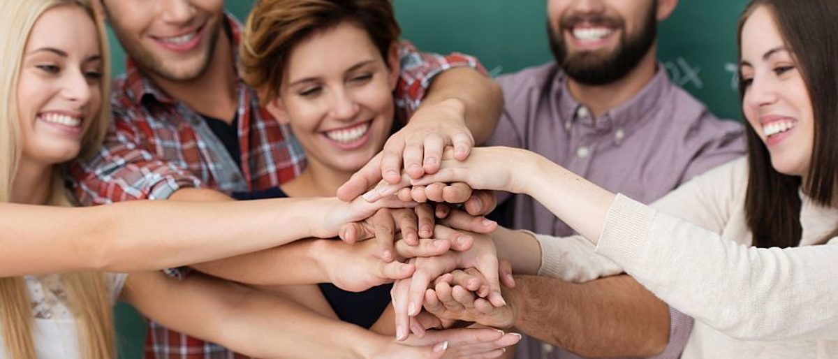 lachende studenten halten h¿nde zusammen lachende studenten halten h¿nde zusammen Schlagwort(e): studium, uni, studenten, team, zusammenarbeit, gruppe, teamwork, freunde, hilfe, h¿nde, geste, studium, lernen, gruppenarbeit, unterst¿tzung, r¿ckhalt, stapel, spa¿, freude, zusammen, gemeinsam, kooperation, seminar, unterricht, bildung, ausbildung, studieren, erfolgreich, erfolg, karriere, student, tafel, klasse, schule, sch¿ler, fortbildung, weiterbildung, wissen, zukunft, azubi, frau, mann, schultafel, klassenraum, hochschule, fachhochschule, erwachsen, l¿cheln, attraktiv, m¿nnlich, weiblich, jung, gl¿cklich, personen, menschen, leute, f¿nf, 20-30, 20s