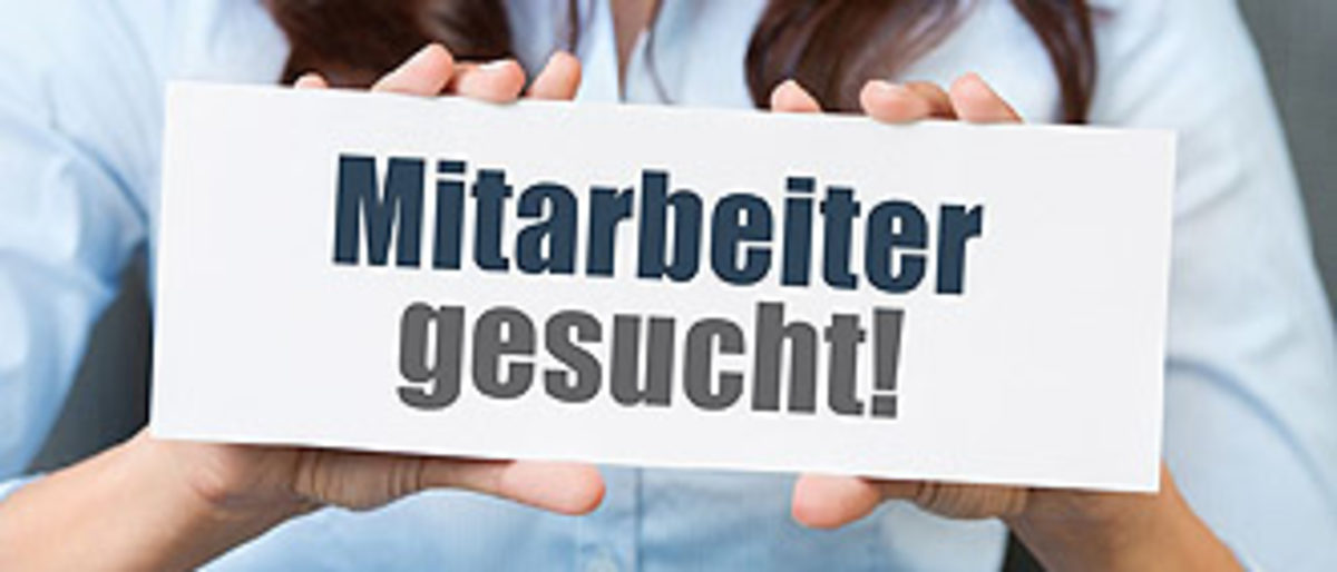 mitarbeiter gesucht Schlagwort(e): mitarbeiter, gesucht, job, angebot, personal, suche, kontakt, frau, schild, hand, halten, zeigen, stelle, stellenanzeige, anzeige, arbeitsmarkt, unternehmen, anstellung, einstellung, bewerbung, bewerben, hinweis, info, information, wand, stehen, stehend, hintergrund, grau, erwachsen, weiblich, person, mensch, lächelnd, lächeln, selbstsicher, 20-30, mitarbeiter, gesucht, job, angebot, personal, suche, kontakt, frau, schild, hand, halten, zeigen, stelle, stellenanzeige, anzeige, arbeitsmarkt, unternehmen, anstellung, einstellung, bewerbung, bewerben, hinweis, info, information, wand, stehen, stehend, hintergrund, grau, erwachsen, weiblich, person, mensch, lächelnd, lächeln, selbstsicher, 20-30