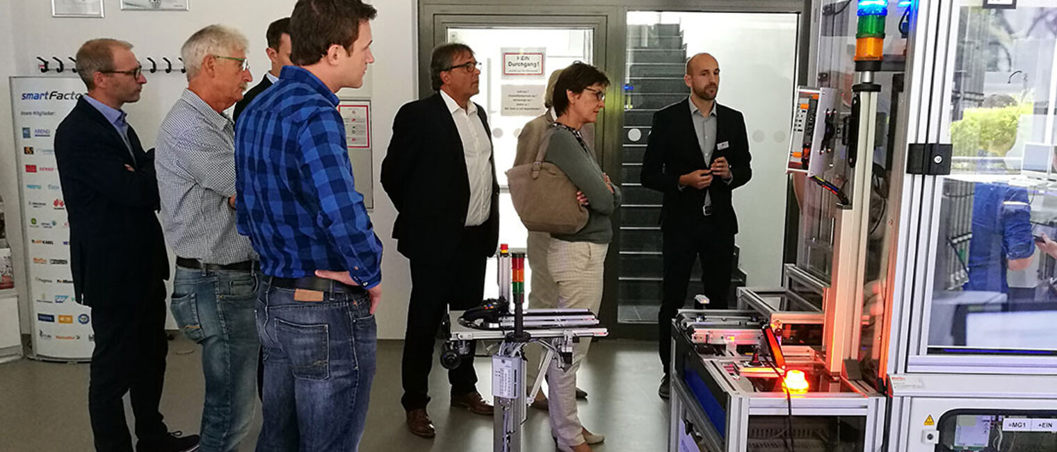 Besuch einer Delegation der Handwerkskammer beim Mittelstand 4.0 Kompetenzzentrum Besuch einer Delegation der Handwerkskammer beim Mittelstand 4.0 Kompetenzzentrum