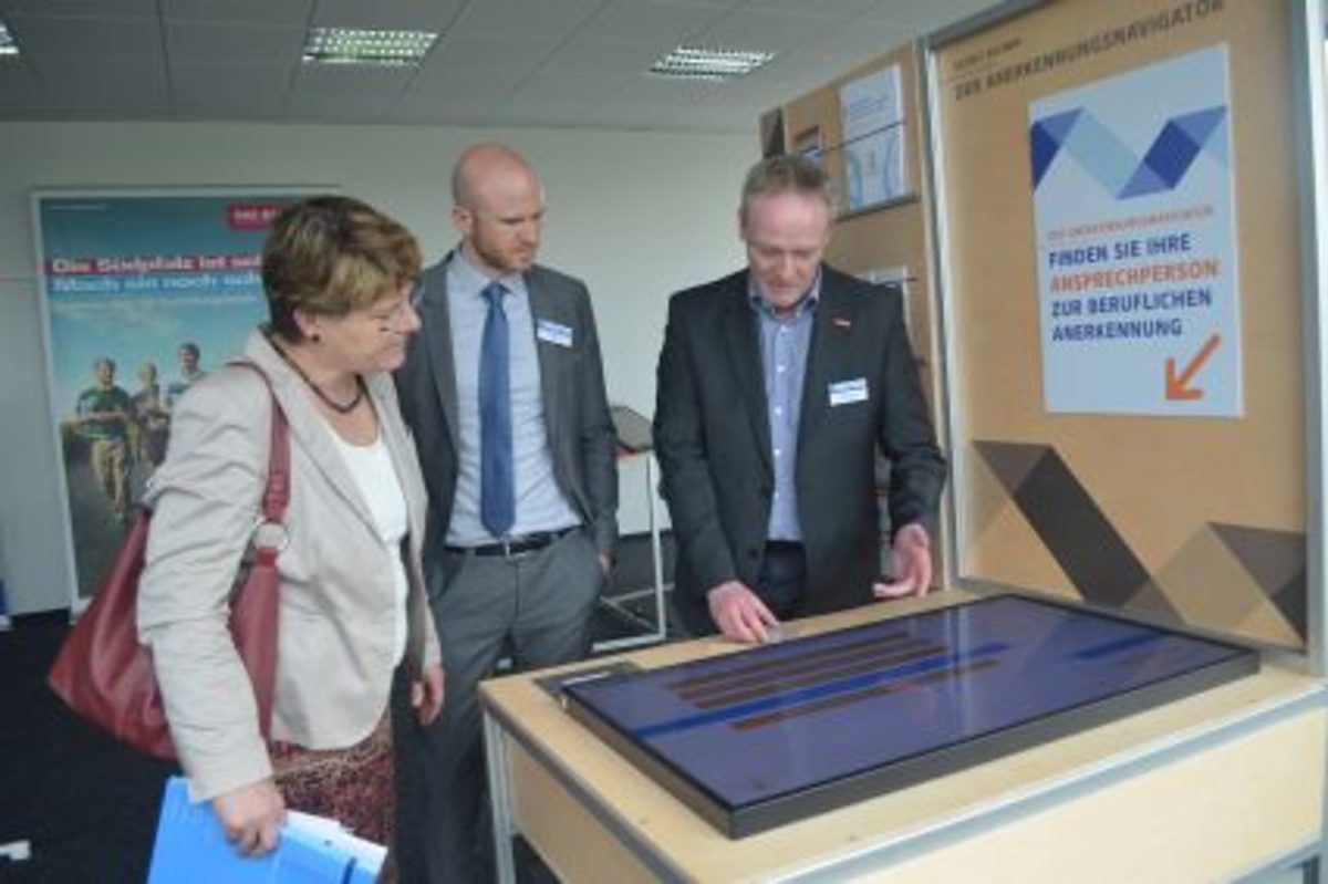 v.r.: Projektleiter Frank Bixler mit Michael Saal und einer interessierten Besucherin auf der Ausstellung. v.r.: Projektleiter Frank Bixler mit Michael Saal und einer interessierten Besucherin auf der Ausstellung.
