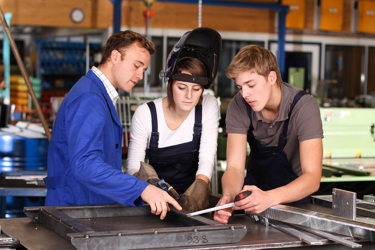 berufsausbildung, auszubildender, ausbilder, ausbildungsplatz, stahlbau, lehrling, ausbildung, auszubildende, jugendliche, mechanikerin, mechaniker, maschinenbau, schlosser, schlosserin, schweissen, schweißen, metallbau, berufsstart, berufsanfänger, schweißarbeiten, handwerk, industriemechaniker, in der industrie, ausbildungsberufe, azubi, jugendlicher, jugendlich, ausbildungswerkstatt, beruf, werkstatt, arbeitnehmer, arbeiten, industriehalle, metallverarbeitung, frau bei der arbeit, männerberuf, ausbildungsberuf, frau, mädchen, teenager, industrieberuf, arbeiterin, berufspraktikum, praktikantin, praktikum, 18 jahre, bauschlosser, weiblich, schutzgasschweißen, gruppe