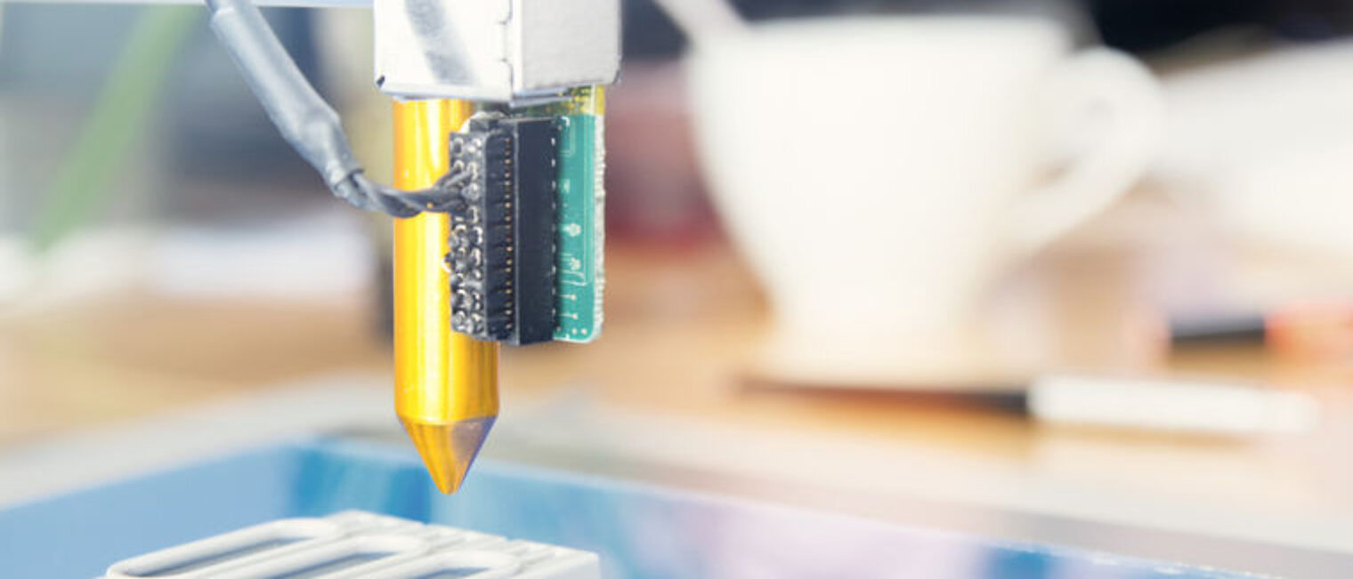 39756199 - new generation of 3d printing machine printing a piece of plastic. for use in small spaces office or private use Schlagwort(e): 3d, printing, 3d, engineering, occupation, three, dimensional, three-dimensional, shape, printer, job, new, smallbusiness, office, interior, technology, printout, industry, modern, electronics, creativity, innovation, design, model, graphic, designer, ideas, equipment, inspiration, working, industrial, plastic, machinery, out, invention, manufacturing, professional, standing, busy, polymer, filament, material, pea, abstzeschuhe