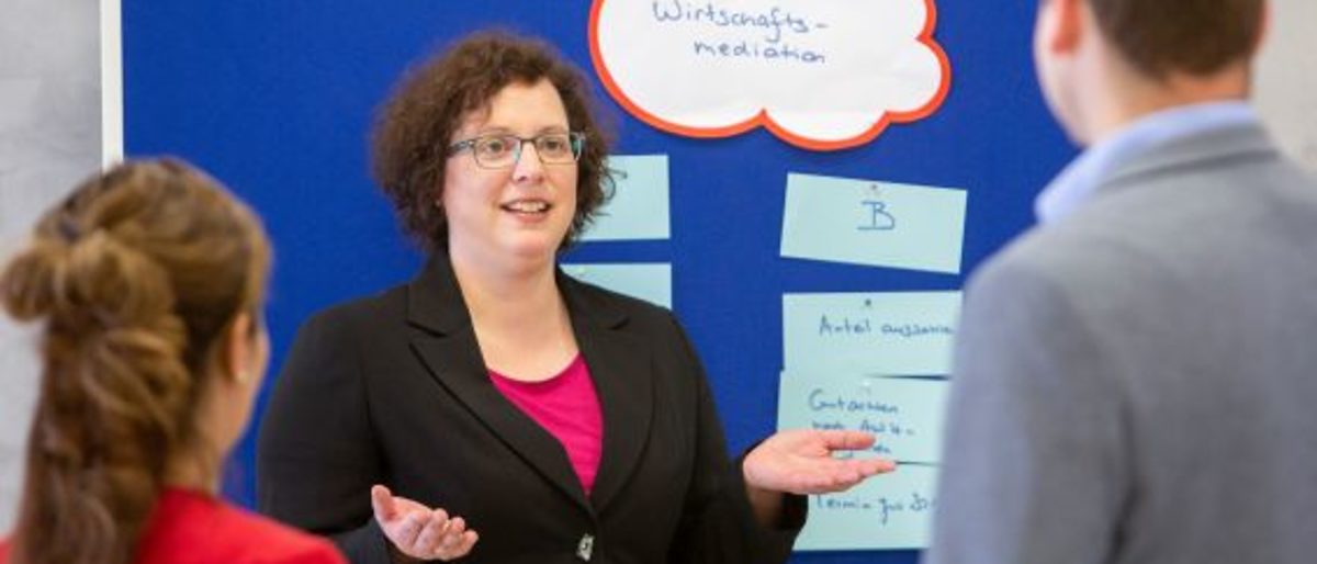 Ludwigshafen, Karlsbader Straße 2 Handwerkskammer der Pfalz Berufsbildungs- und Technologiezentrum Ludwigshafen, Beratungs- und Servicecenter, Silke Eichten vom Bereich Wirtschaftsmeditation und Streitschlichtung. 11.04.2018 Foto: Joachim Ackermann/ view Ludwigshafen, Karlsbader Straße 2 Handwerkskammer der Pfalz Berufsbildungs- und Technologiezentrum Ludwigshafen, Beratungs- und Servicecenter, Silke Eichten vom Bereich Wirtschaftsmeditation und Streitschlichtung. 11.04.2018 Foto: Joachim Ackermann/ view Schlagwort(e): Berufe, Arbeit, Handwerk