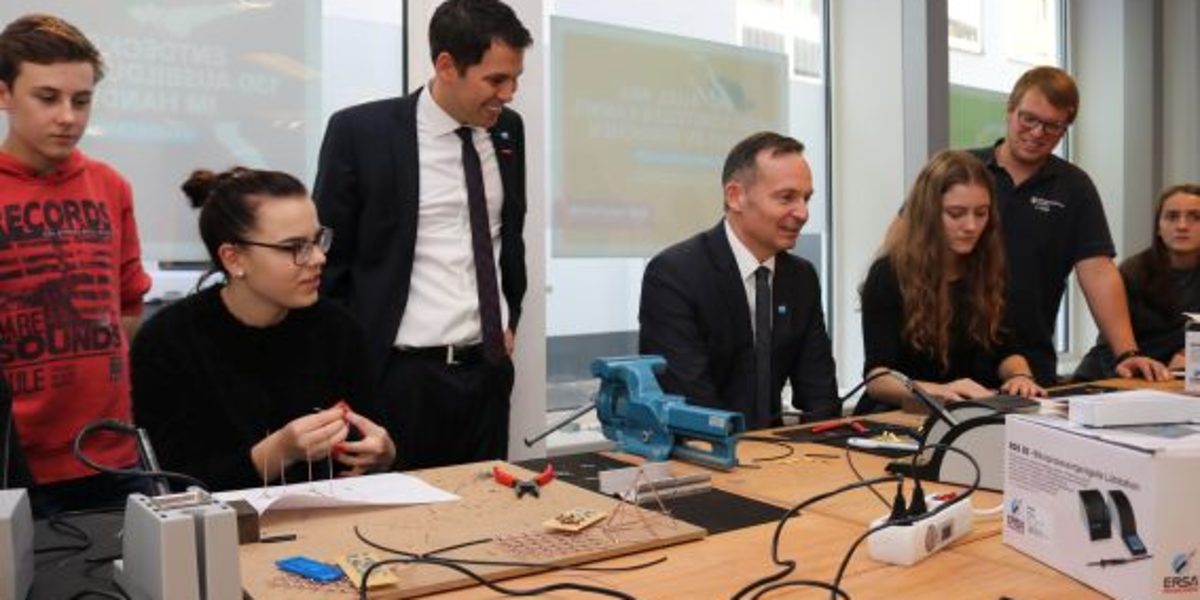 Minister Dr. Volker Wissing (Mitte) mit Hauptgeschäftsführer Dr. Till Mischler (3.v.l.) und Ausbilder Kevin Groß (2.v.l.) im Kreis der Schülerinnen und Schüler Minister Dr. Volker Wissing (Mitte) mit Hauptgeschäftsführer Dr. Till Mischler (3.v.l.) und Ausbilder Kevin Groß (2.v.l.) im Kreis der Schülerinnen und Schüler