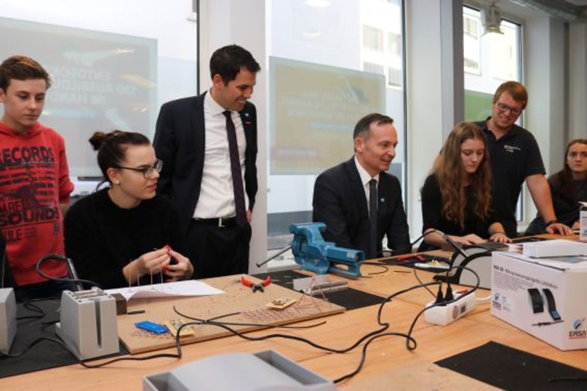 Minister Dr. Volker Wissing (Mitte) mit Hauptgeschäftsführer Dr. Till Mischler (3.v.l.) und Ausbilder Kevin Groß (2.v.l.) im Kreis der Schülerinnen und Schüler Minister Dr. Volker Wissing (Mitte) mit Hauptgeschäftsführer Dr. Till Mischler (3.v.l.) und Ausbilder Kevin Groß (2.v.l.) im Kreis der Schülerinnen und Schüler