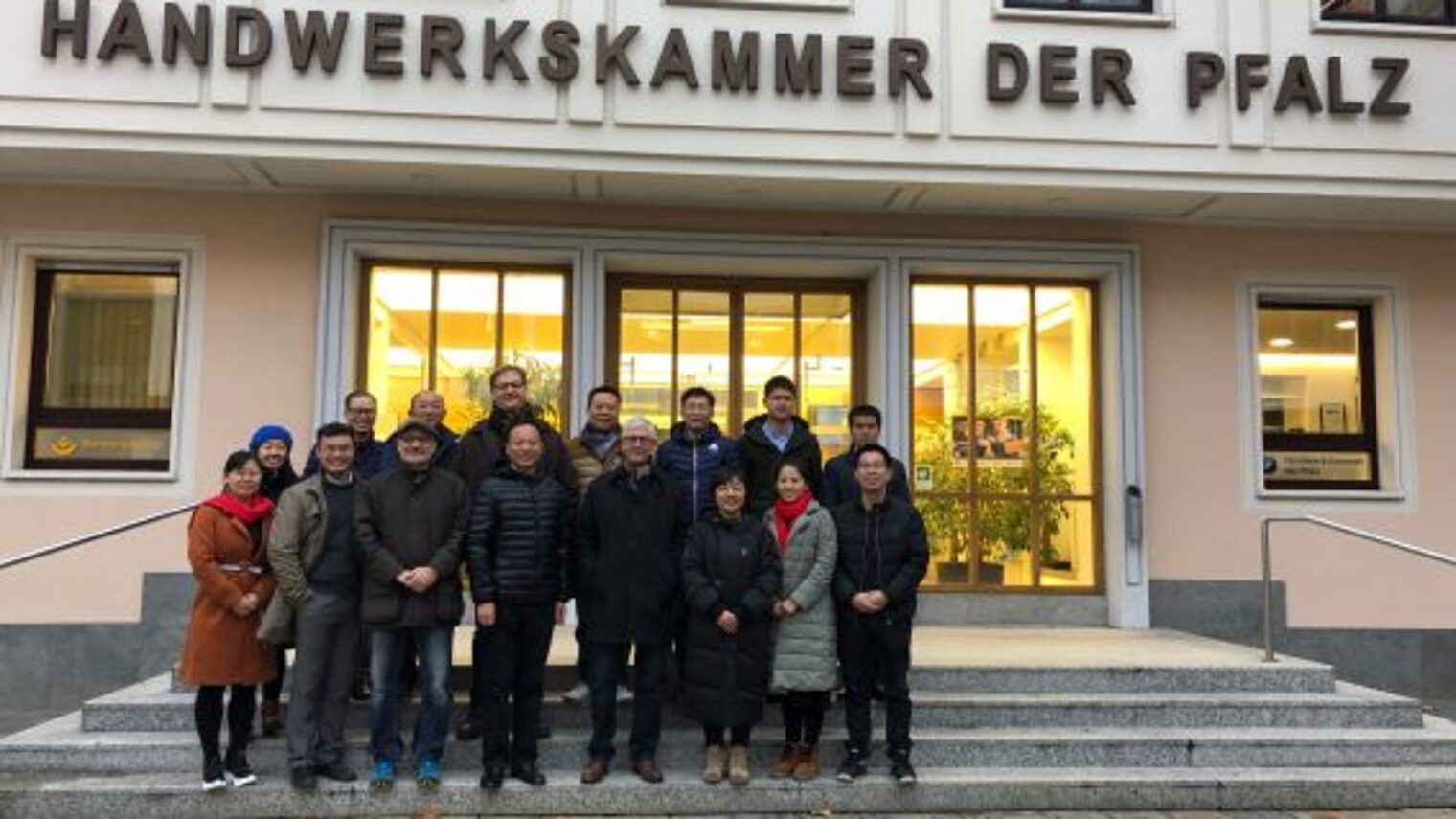 Chinesen_Gruppenfoto vor Kammer