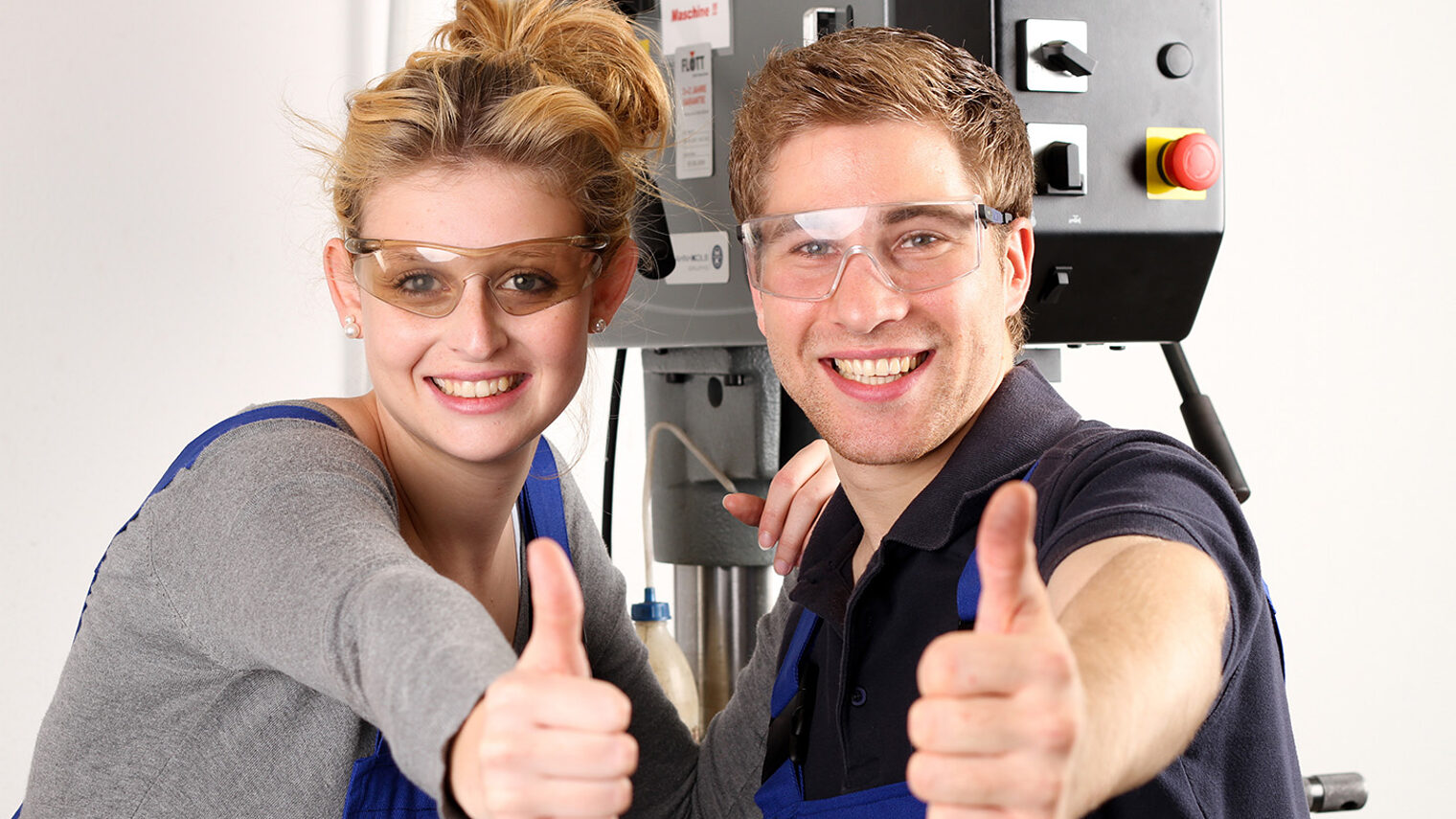ausbilder, auszubildender, berufschule, ausbildung, jugendlich, 18 jahre, teenager, handwerker, metallwerkstatt, betrieb, industriemechaniker, metallverarbeitung, lehrling, werkstatt, industrie, teamarbeit, zusammenarbeit, ausbildungswerkstatt, azubi, jugendlicher, arbeiter, jugendliche, männlich, metall, schüler, in, ausbildungsbetrieb, handwerk, mann, mit, arbeitsplatz, 19 jahre, mehrere, weiblich, team, industriemeister, daumen hoch, positiv, berufswahl, beruf, unterricht, praktischer, werkbank, schlosser, schlosserei, bohrmaschine, maschine, produktion, arbeitssicherheit, arbeitnehmer