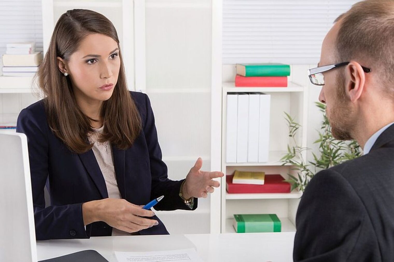 meeting, büro, personen, besprechung, beratung, kunde, berater, geschäftsleute, mann, frau, geschäftsfrau, beraten, kundenberater, bank, versicherung, gespräch, beratungsgespräch, kundenberatung, verkauf, verkäufer, vertrag, vorstellungsgespräch, besprechen, geschäftsmann, professionell, anzug, geschäftlich, unterhaltung, diskussion, manager, bewerber, personalsuche, personalchef, beurteilung, mitarbeiter, sitzend, gegenüber, altersvorsorge, karriere, person, weiblich, männlich, leute, argumente, erklären, arbeit, beruf, kleidung, kleidungsstil, team