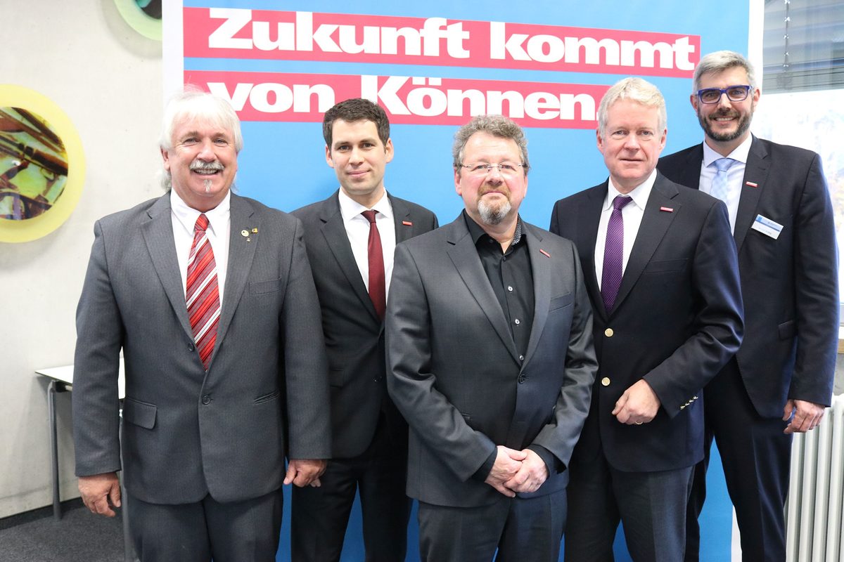 v.l. Michael Lehnert (Vizepräsident Arbeitnehmerseite), Dr. Till Mischler (Hauptgeschäftsführer Handwerkskammer der Pfalz), Dirk Fischer (Präsident), Holger Schwannecke (Generalsekretär ZDH, Berlin), Michael Wafzig (Vizepräsident Arbeitgeberseite) v.l. Michael Lehnert (Vizepräsident Arbeitnehmerseite), Dr. Till Mischler (Hauptgeschäftsführer Handwerkskammer der Pfalz), Dirk Fischer (Präsident), Holger Schwannecke (Generalsekretär ZDH, Berlin), Michael Wafzig (Vizepräsident Arbeitgeberseite)