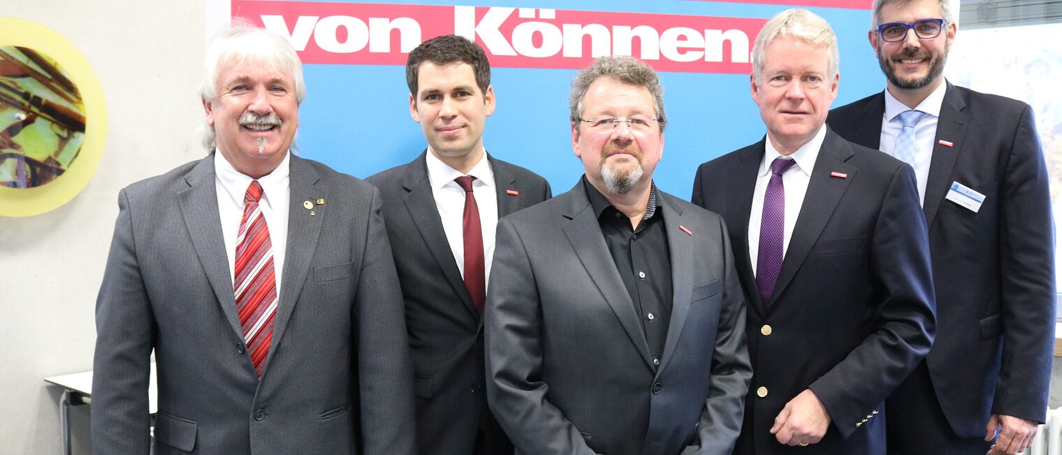 v.l. Michael Lehnert (Vizepräsident Arbeitnehmerseite), Dr. Till Mischler (Hauptgeschäftsführer Handwerkskammer der Pfalz), Dirk Fischer (Präsident), Holger Schwannecke (Generalsekretär ZDH, Berlin), Michael Wafzig (Vizepräsident Arbeitgeberseite) v.l. Michael Lehnert (Vizepräsident Arbeitnehmerseite), Dr. Till Mischler (Hauptgeschäftsführer Handwerkskammer der Pfalz), Dirk Fischer (Präsident), Holger Schwannecke (Generalsekretär ZDH, Berlin), Michael Wafzig (Vizepräsident Arbeitgeberseite)