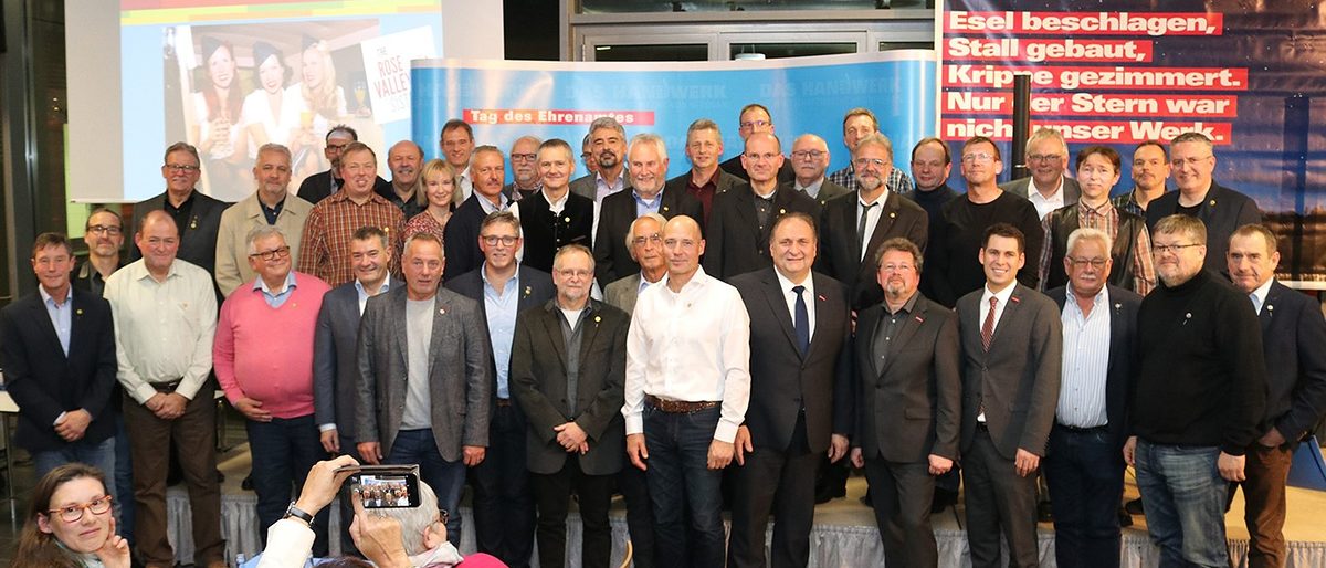 ZDH-Präsident Hans Peter Wollseifer (vorne, 6.v.r.), Kammerpräsident Dirk Fischer (5.v.r.) und Hauptgeschäftsführer Dr. Till Mischler (4.v.r.) mit den Geehrten ZDH-Präsident Hans Peter Wollseifer (vorne, 6.v.r.), Kammerpräsident Dirk Fischer (5.v.r.) und Hauptgeschäftsführer Dr. Till Mischler (4.v.r.) mit den Geehrten