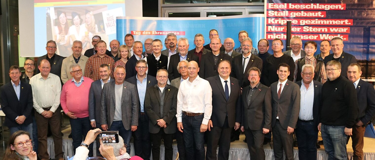 ZDH-Präsident Hans Peter Wollseifer (vorne, 6.v.r.), Kammerpräsident Dirk Fischer (5.v.r.) und Hauptgeschäftsführer Dr. Till Mischler (4.v.r.) mit den Geehrten ZDH-Präsident Hans Peter Wollseifer (vorne, 6.v.r.), Kammerpräsident Dirk Fischer (5.v.r.) und Hauptgeschäftsführer Dr. Till Mischler (4.v.r.) mit den Geehrten