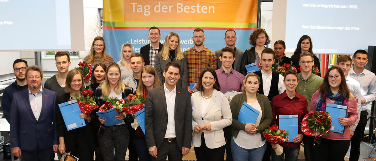 Kammerpräsident Dirk Fischer (l.), Hauptgeschäftsführer Dr. Till Mischler und Wirtschaftsstaatssekretärin Daniela Schmitt (vorne Mitte) mit den Geehrten Kammerpräsident Dirk Fischer (l.), Hauptgeschäftsführer Dr. Till Mischler und Wirtschaftsstaatssekretärin Daniela Schmitt (vorne Mitte) mit den Geehrten