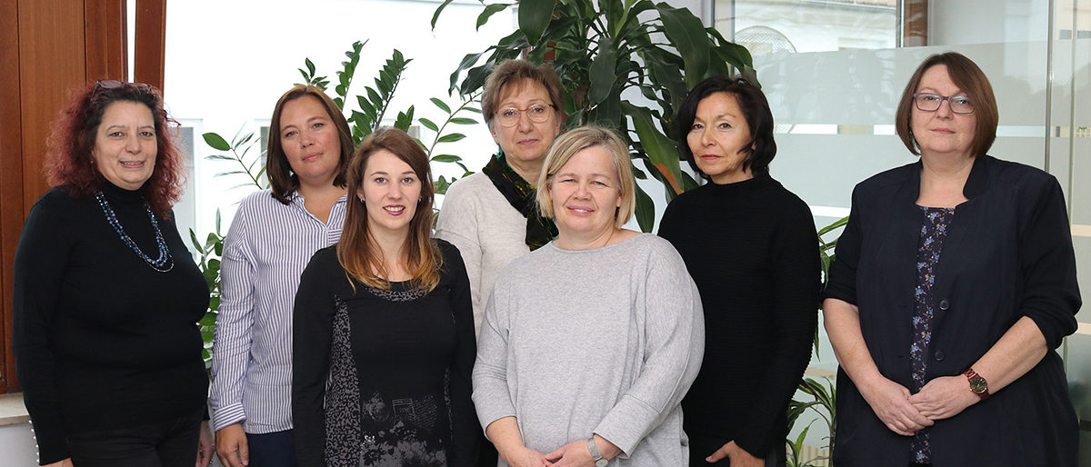 Konstituierende Sitzung der Maßschneider, v.l.: Margherita Blaconá, Denise Straßburg, Susanne Albert, Svetlana Kloster, Stephanie Berg, Hildegard Poth mit Doris Stein (Teamleiterin Prüfungswesen). Konstituierende Sitzung der Maßschneider, v.l.: Margherita Blaconá, Denise Straßburg, Susanne Albert, Svetlana Kloster, Stephanie Berg, Hildegard Poth mit Doris Stein (Teamleiterin Prüfungswesen).