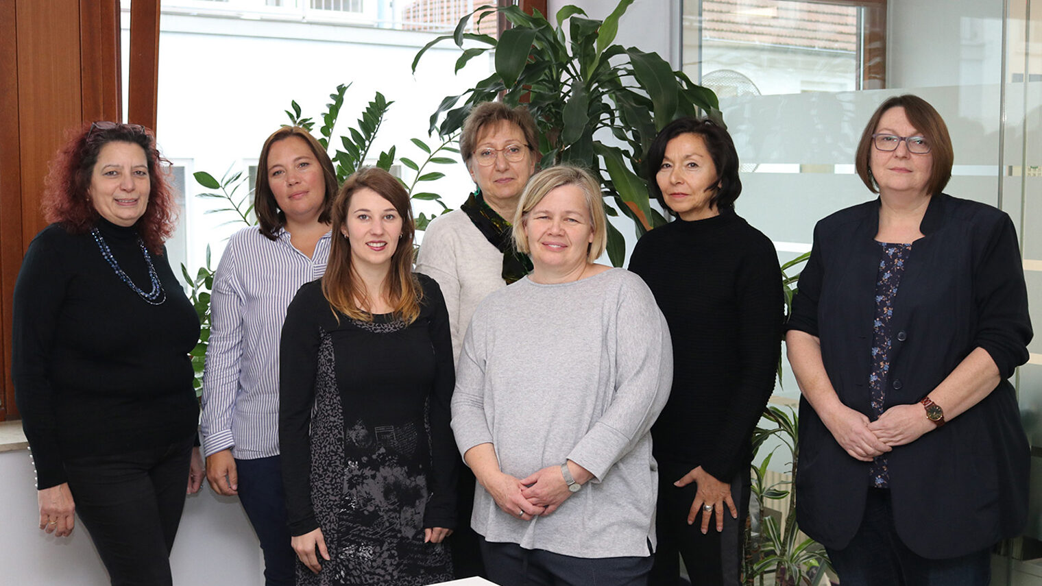 Konstituierende Sitzung der Maßschneider, v.l.: Margherita Blaconá, Denise Straßburg, Susanne Albert, Svetlana Kloster, Stephanie Berg, Hildegard Poth mit Doris Stein (Teamleiterin Prüfungswesen).