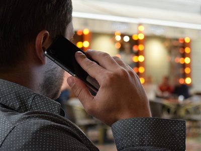 Mann mit Telefon