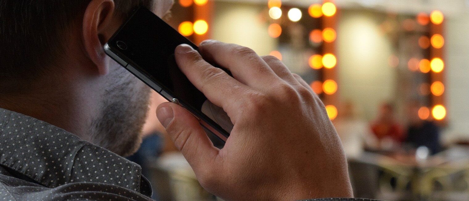 Mann mit Telefon