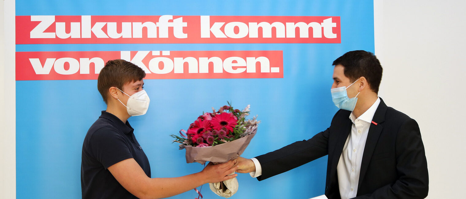 Der Hauptgeschäftsführer der Handwerkskammer, Dr. Till Mischler (rechts), gratuliert seiner Mitarbeiterin Elena Wafzig (links) zum 1. Bundessieg als Informationselektronikerin beim Leistungswettbewerb des Deutschen Handwerks. Der Hauptgeschäftsführer der Handwerkskammer, Dr. Till Mischler (rechts), gratuliert seiner Mitarbeiterin Elena Wafzig (links) zum 1. Bundessieg als Informationselektronikerin beim Leistungswettbewerb des Deutschen Handwerks.