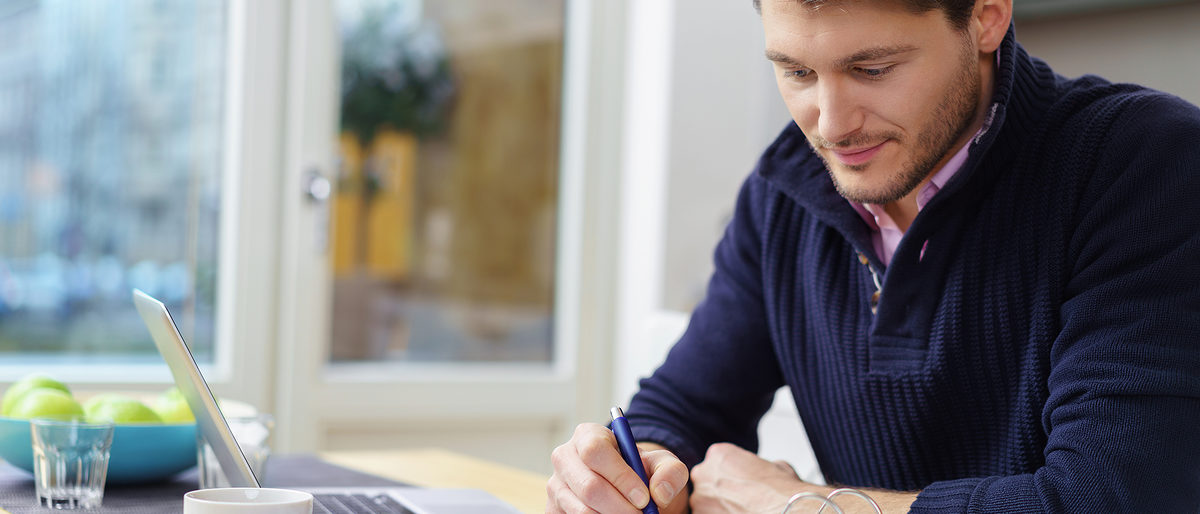 student arbeitet zuhause mit unterlagen und notebook Schlagwort(e): mann, laptop, bildung, zuhause, lernen, studium, studieren, wohnung, unterlagen, schreiben, notizen, fortbildung, weiterbildung, schule, seminar, kurs, arbeiten, computer, ordner, online, internet, mobil, dokumente, papiere, akten, notebook, küche, haus, pc, technologie, person, mensch, kaukasier, konzentriert