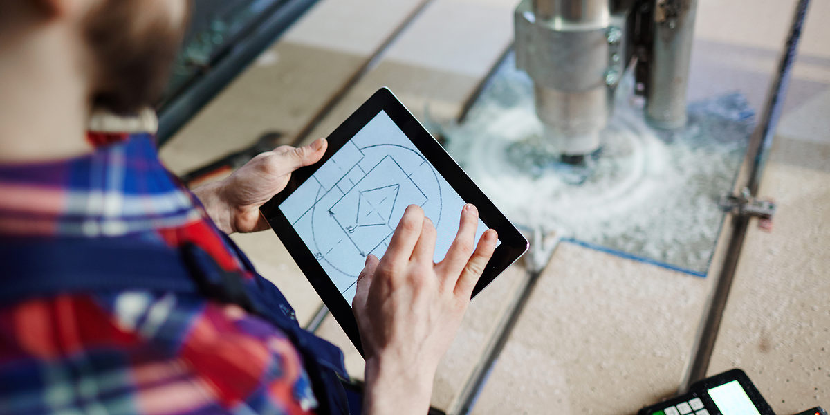 Technical sketch in touchpad held by mechanic Schlagwort(e): business, engineering, work, occupation, profession, professional, job, manufacturing, cnc, modern, technology, touchpad, craft, industry, service, human, technician, gadget, device, mobility, man, mechanic, digital, wireless, lathe-machine, browsing, networking, wi-fi, data, sketch, hand