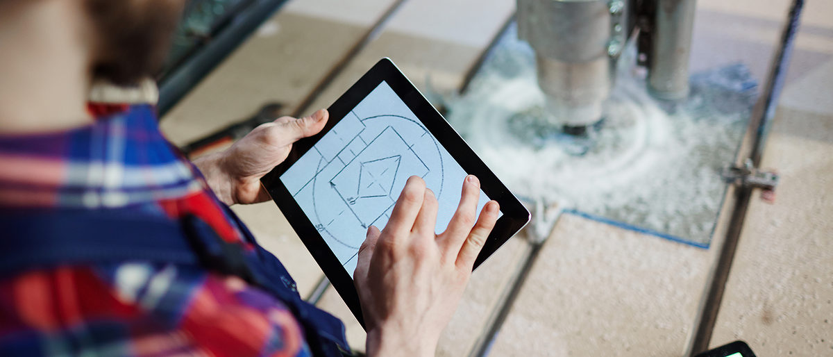 Technical sketch in touchpad held by mechanic Schlagwort(e): business, engineering, work, occupation, profession, professional, job, manufacturing, cnc, modern, technology, touchpad, craft, industry, service, human, technician, gadget, device, mobility, man, mechanic, digital, wireless, lathe-machine, browsing, networking, wi-fi, data, sketch, hand