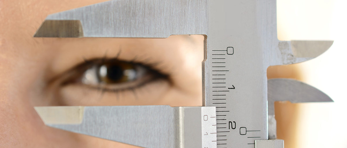 schieblehre, lineal, messen, augenmaß, messgerät, handwerker, schreiner, mechaniker, metallbau, auge, durchblick, maß, maß nehmen, zentimeter, millimeter, cm, mm, ausmessen, vermessen, durchmesser
