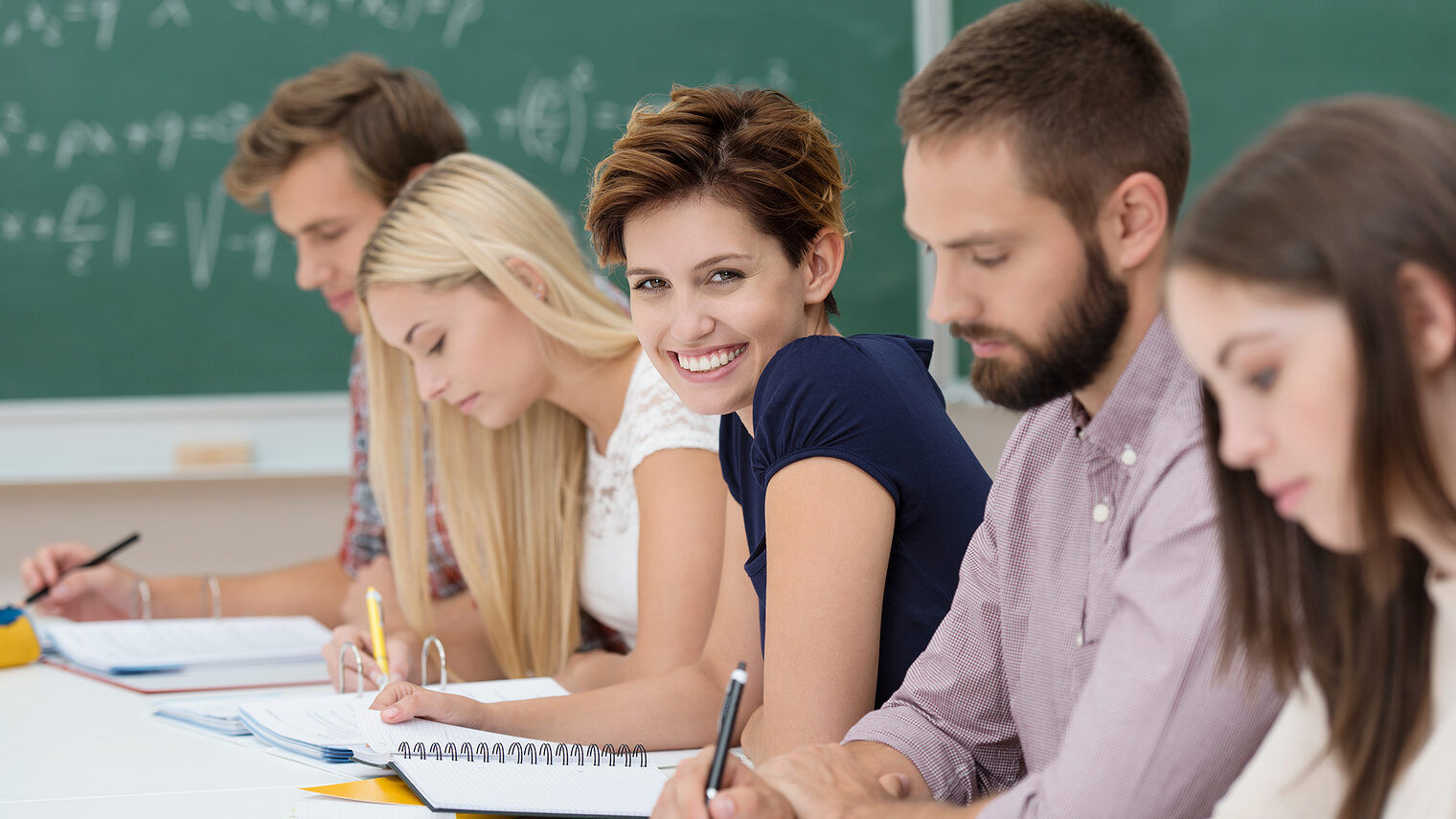 glückliche studentin im unterricht Schlagwort(e): studium, uni, gruppe, studentin, studenten, lernen, unterricht, vorlesung, team, studium, bildung, ausbildung, studieren, seminar, studiengang, konzentration, erfolgreich, erfolg, karriere, student, tafel, klasse, schule, schüler, fortbildung, weiterbildung, wissen, zukunft, azubi, frau, mann, schultafel, klassenraum, zimmer, hochschule, fachhochschule, erwachsen, modern, lächeln, reihe, sitzen, tisch, attraktiv, männlich, weiblich, jung, glücklich, personen, menschen, leute, fünf, 20-30, 20s