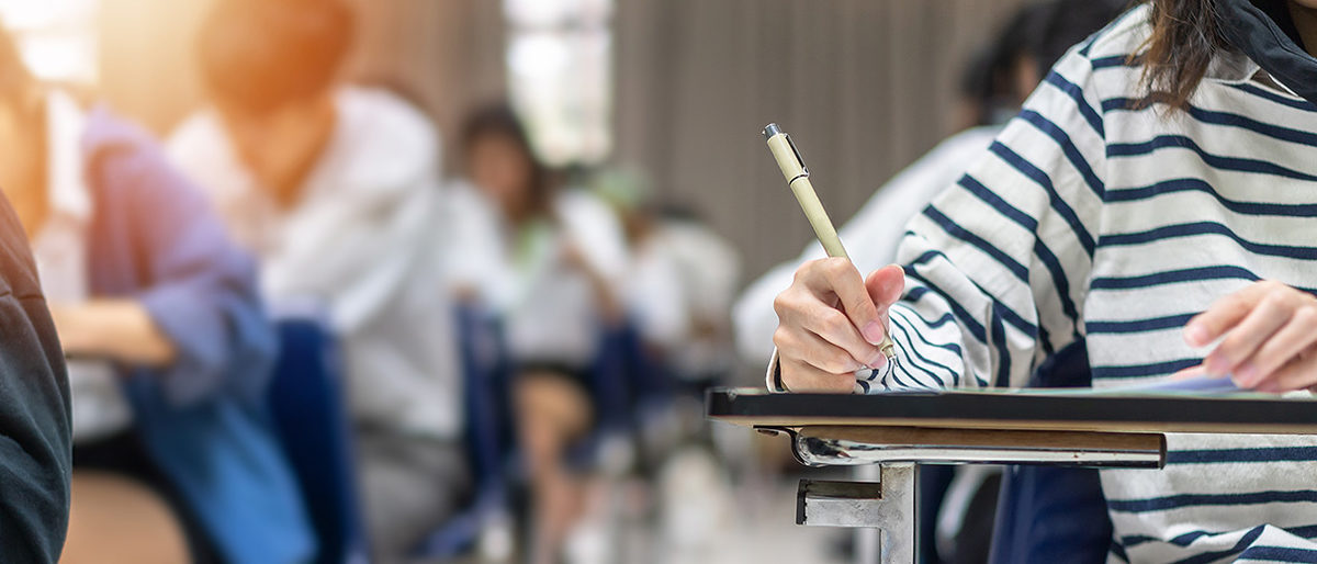 Exam at school with student's taking educational admission test in class, thinking hard, writing answer in university classroom, education and world literacy day concept Schlagwort(e): exam, student, school, test, classroom, education, admission, teacher, scholarship, university, stress, college, course, assessment, day, paper, literacy, business, degree, application, registration, training, back, people, letter, world, accessibility, applicant, apply, concentration, evaluation, examination, hand, group, international, knowledge, learning, lecture, month, national, note, opportunity, pass, read, register, result, studying, teaching, workshop, writing