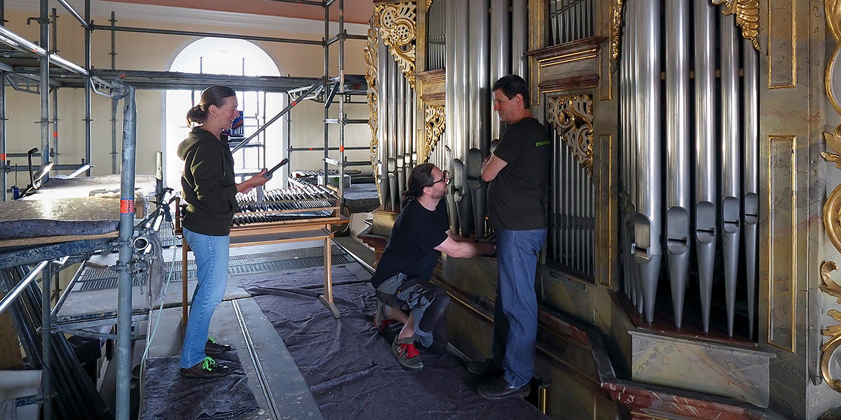 Die Orgel in der Kirche Diedesfeld stammt aus dem Jahr 1963. Wegen Renovierungsarbeiten an der einsturzgefährdeten Decke musste die Orgel "ausgereinigt" werden. Bei der Arbeit: Renate Graser (l.), Markus Graser (r.) und Alexander Seyfried (Mitte). OLYMPUS DIGITAL CAMERA