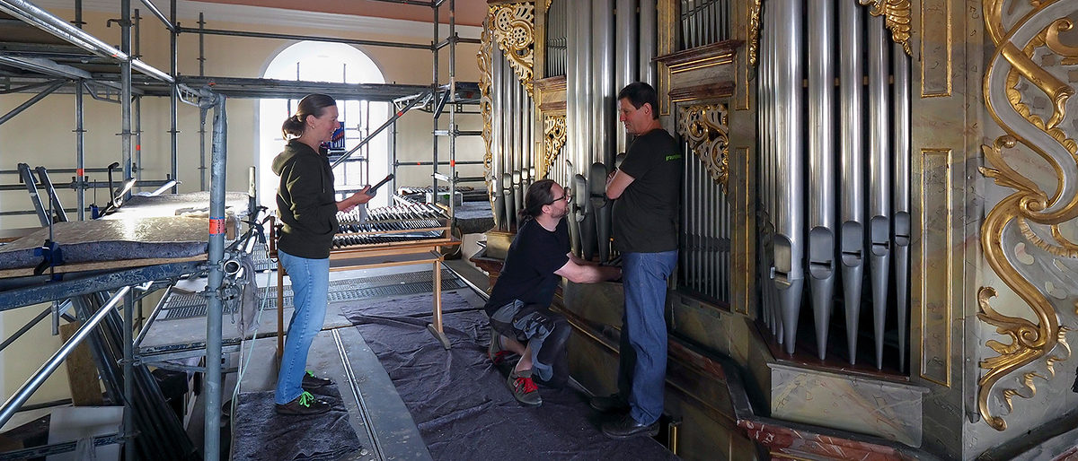 Die Orgel in der Kirche Diedesfeld stammt aus dem Jahr 1963. Wegen Renovierungsarbeiten an der einsturzgefährdeten Decke musste die Orgel "ausgereinigt" werden. Bei der Arbeit: Renate Graser (l.), Markus Graser (r.) und Alexander Seyfried (Mitte). OLYMPUS DIGITAL CAMERA