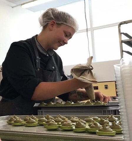 Leonie in der Patisserie Acherer in Bruneck