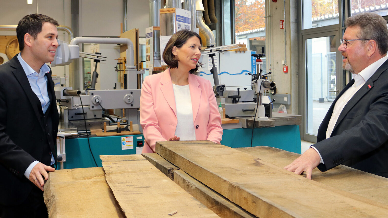 Werkstattgespräch_Ministerin Schmitt_Tischlerwerkstatt