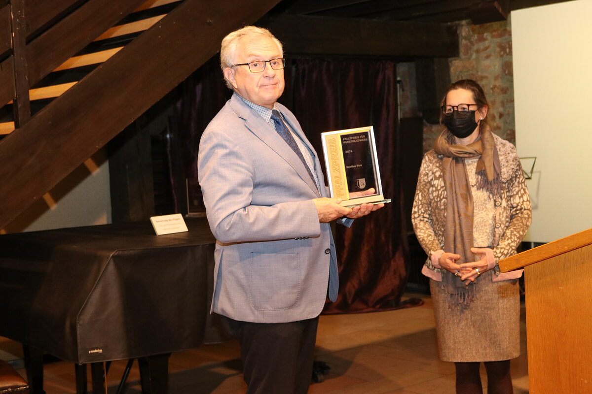 Mit dem Pfalzpreis für Kunsthandwerk ausgezeichnet: die freie Bildende Künstlerin und Keramikerin Dorothee Wenz mit dem Bezirkstagsvorsitzenden Theo Wieder Mit dem Pfalzpreis für Kunsthandwerk ausgezeichnet: die freie Bildende Künstlerin und Keramikerin Dorothee Wenz mit dem Bezirkstagsvorsitzenden Theo Wieder