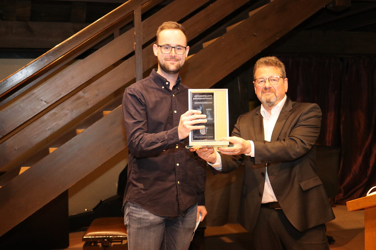 Nachwuchspreis für Kunsthandwerk: Tischlermeister Adrian Remmele mit Handwerkskammerpräsident Dirk Fischer Nachwuchspreis für Kunsthandwerk: Tischlermeister Adrian Remmele mit Handwerkskammerpräsident Dirk Fischer