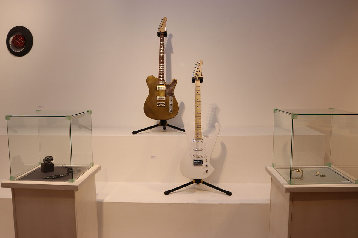 Bastian Kanbach - Gitarren Tweakster BT und TSD - die barrierefreie Gitarre "Tweakster BT": Ahorn, Paulownia, Pflaumenholz "TSD - die barrierefreie Gitarre": Ahorn, Erle Bastian Kanbach - Gitarren Tweakster BT und TSD - die barrierefreie Gitarre "Tweakster BT": Ahorn, Paulownia, Pflaumenholz "TSD - die barrierefreie Gitarre": Ahorn, Erle