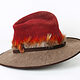 Textilgestalterin Sigrid Bannier stellte ihren handgefärbten Hut aus Yakfasern mit Federn aus.