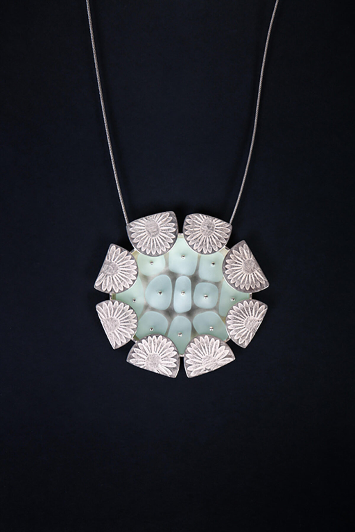 Goldschmiedemeisterin Anne Wagner gestaltete Objektschmuck mit dem Titel ¿Hoffnung¿ aus Plexiglas und Silber. Goldschmiedemeisterin Anne Wagner gestaltete Objektschmuck mit dem Titel ¿Hoffnung¿ aus Plexiglas und Silber.