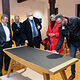 Tischlermeister Adrian Remmele (r.) demonstrierte der Bürgermeisterin der Stadt Kaiserslautern, Beate Kimmel (2.v.r.), Kammerpräsident Dirk Fischer (l.) und Bezirkstagsvorsitzendem Theo Wieder (3.v.l.) seinen Schreibtisch aus massiver Eiche und Fenix (Foto vom 12. November 2021).