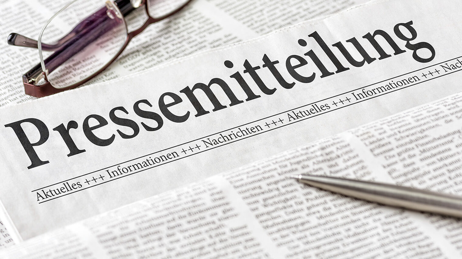 Zeitung mit der Überschrift Pressemitteilung Schlagwort(e): mitteilung, zeitung, nachrichten, text, aktuell, tageszeitung, zeitungen, info, news, schlagzeile, kommunikation, information, büro, medien, schrift, neuigkeiten, presse, aktuelles, informationen, wissen, meldung, bericht, schriftzug, wort, artikel, redaktion, journalismus, meinung, zeitschriften, recherche, ausgabe, brille, kugelschreiber, pressemitteilung, ereignis, veröffentlichen, überschrift