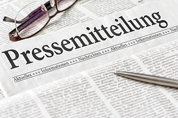 Zeitung mit der Überschrift Pressemitteilung Schlagwort(e): mitteilung, zeitung, nachrichten, text, aktuell, tageszeitung, zeitungen, info, news, schlagzeile, kommunikation, information, büro, medien, schrift, neuigkeiten, presse, aktuelles, informationen, wissen, meldung, bericht, schriftzug, wort, artikel, redaktion, journalismus, meinung, zeitschriften, recherche, ausgabe, brille, kugelschreiber, pressemitteilung, ereignis, veröffentlichen, überschrift