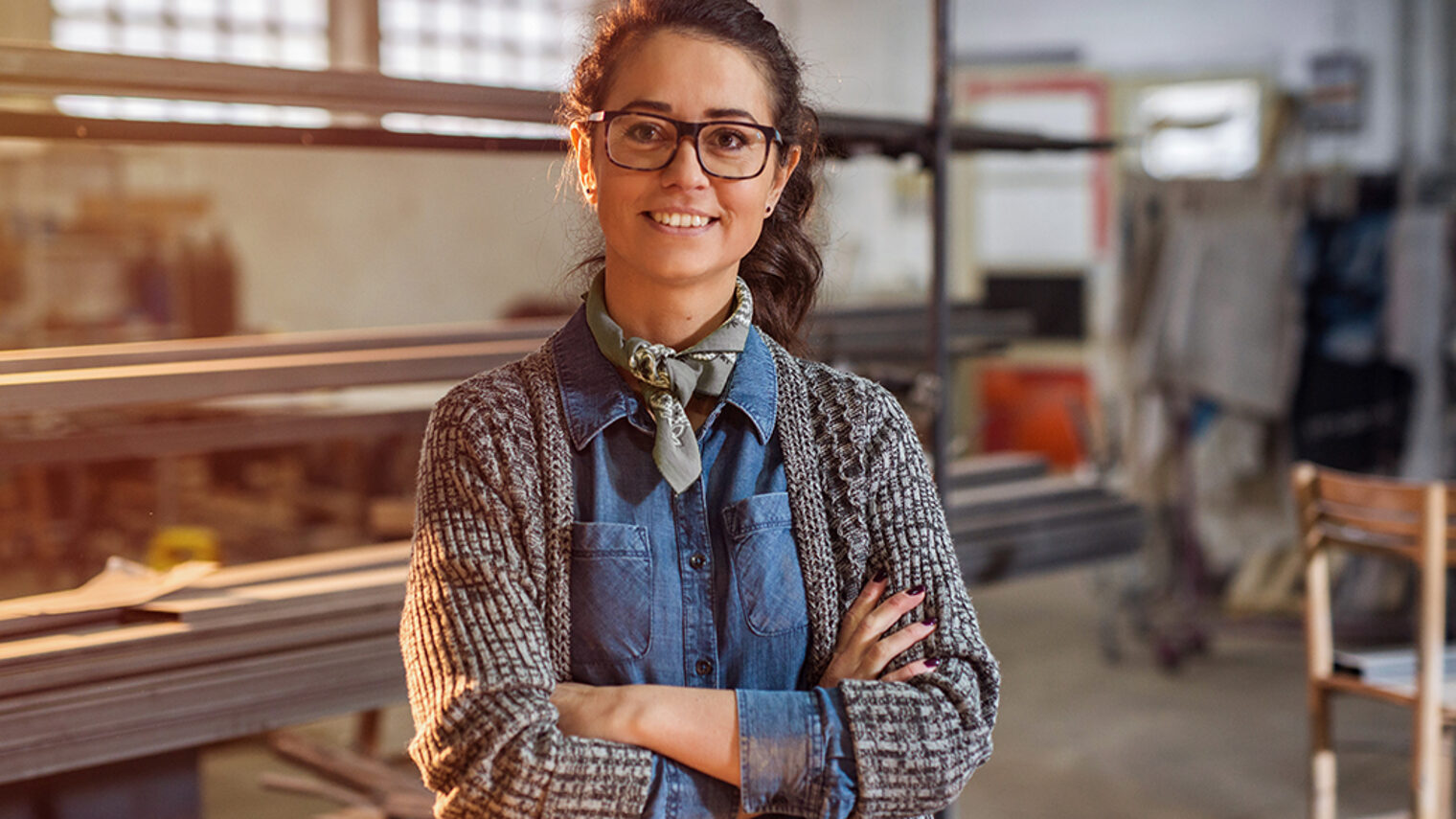 Strong confident middle aged woman engineer standing and looking at the camera at her workshop. Schlagwort(e): store, storehouse, portrait, online, worker, service, equipment, work, owner, designer, caucasian, industry, internet, occupation, digital, female, craft, business, technology, aged, metal, technician, workshop, computer, pretty, factory, smiling, notebook, engineer, industrial, mobile, steel, pad, manager, creative, tablet, people, happy, professional, repair, working, carpenter, young, check, wooden, job, design, woman